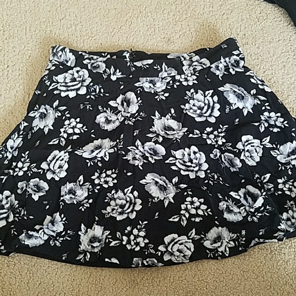 Forever 21 Dresses & Skirts - Forever 21 Floral Skirt
